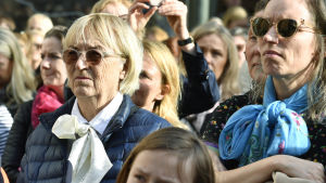 Många av demonstranterna utanför Börshuset var klädda i knytblusar. Många av demonstranterna utanför Börshuset var klädda i knytblusar.