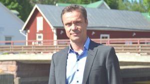 Kommundirektör Robert Nyman har inte hört något knarr kring projektet. Ingås kommundirektör Rober Nyman vid hamnen i Ingå.