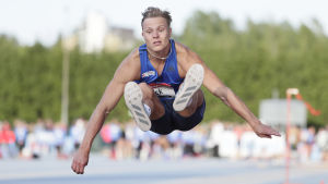 Kristian Bäck har inte kommit upp i rekordlängder i sommar. Kristian Bäck hoppar längd, 2018.