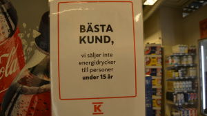 Skylt som upplyser om att energidrycker inte säljes till ungdomar under 15 år.