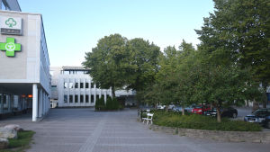 Sparbankshuset i Ekenäs är ritat av Alvar Aalto. En byggnad med ett öppet torg framför sig.