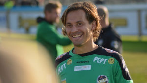 Leenden för Mannström i Karleby. Sebastian Mannström ler efter en seger.