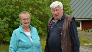 Lena Selén och Berndt Gottberg från föreningen Porkala Parentesen. Föreningen ordnar en vandring i Sjundeå på lördag som kostar 20 euro per person. Lena Selén och Berndt Gottberg