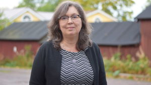 Bildningsdirektör Tina Nordman säger att staden måste vara strikt. Gränsen är fem kilometer för alla, men i Raseborg har man flexat med de yngsta skolbarnen. En kvinna står utomhus, ser in i kameran. Tidig höst.