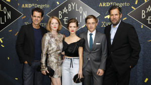 Tom Tykwer, skådespelarna Leonie Benesch, Liv Lisa Fries och Volker Bruch, samt regissören Achim von Borries Teamet bakom TV-serien; Tom Tykwer, Leonie Benesch, Liv Lisa Fries, Volker Bruch och Achim von Borries.