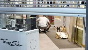 Guldsmedsaffären håller stängt medan brottet utreds. Inbrott i guldsmedsaffär i köpcentret Jumbo.