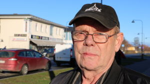 Terho Karikoski flyttade för kvinnorna och äktenskapets skull. En medelålders man med keps och glasögon.