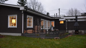 Familjens hem, knappa två kilometer från Borgå centrum. Familjens Formsans hus, ett brunt och lågt stockhus med vita smårutiga fönster.
