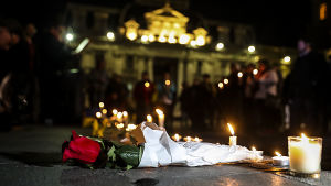 Efter demonstrationen i Chile. En ros har lagts ner som en symbol för de som blivit utsatta för sexuella övergrepp inom Romersk-katolska kyrkan. En ros ligger på marken bland ljus som ett minne för de som blivit utsatta för sexuella övergrepp inom Romersk-katolska kyrkan.