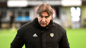 Alexei Eremenko senior har en krass syn på proffsfotbollen. Alexei Eremenko senior på SJK:s träning.