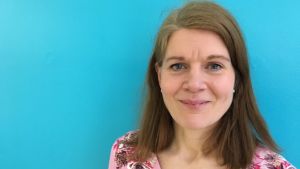 Maria Ostrow, sakkunnig inom barn -och familjearbete vid Barnavårdsföreningen Närbild på en medelålders kvinna som tittar in i kameran