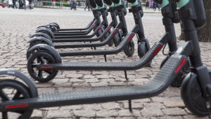 Just nu finns några hundra elsparkcyklar i Helsingfors centrum. Tier-yhtiön sähköpotkulautoja Kiasman edessä.