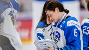 Hiirikoski var en bärande kraft då Finland var nära att ta historiskt VM-guld i år. Jenni Hiirikoski deppar efter finalen