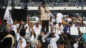 Ex-generalen Subianto blev känd för sina hårda tag både i ockuperade Östtimor och mot politiska motståndare i hemlandet under den auktoritära ledaren Suharto. En bild på presidentkandidaten Prabowo Subianto som ställer upp i de Indonesiska valet i april. Här är han omgiven av supportrar.