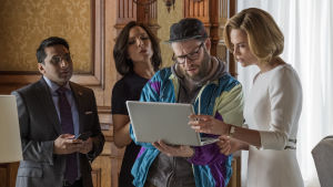Jag skulle skriva så här, Fred (Seth Rogen) försöker övertyga Charlotte (Charlize Theron) om hur man skriver roliga tal. Assisternterna (Ravi Patel, June Diane Raphael) är skeptiska. Charlotte (Charlize Theron) omgiven av Fred (Seth Rogen), Tom (Ravi Patel) och Maggie (June Diane Raphael)