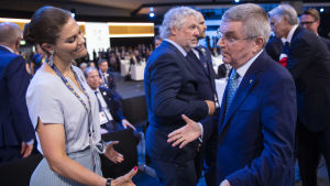 Kronprinsessan Victoria och IOK-ordföranden Thomas Bach. Kronprinsessan Victoria och Thomas Bach tittar på varandra.