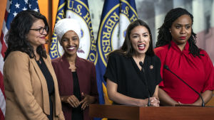 Alexandria Ocasio-Cortez vid mikrofonen, omgiven av Rashida Tlaib (längst till vänster), Ilhan Omar och Ayanna Pressley (till höger) under måndagens presskonferens. Alexandria Ocasio-Cortez vid mikrofonen, omgiven av Rashida Tlaib (längst till vänster), Ilhan Omar och Ayanna Pressley (till höger) under måndagens presskonferens.
