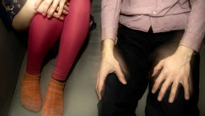 Antalet anmälningar om sexuellt utnyttjande av barn har ökat. En man och en flicka sitter på en soffa.