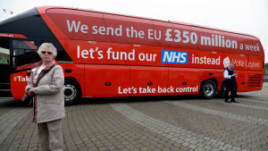 Den idag ökända kampanjbussen. Vote Leave har senare medgett att siffran om 350 miljoner inte stämmer och att en sådan summa inte skulle gå till hälsovård efter brexit. Vote Leave-kampanjens buss med löftet om att hälsovården skulle få 350 miljoner mer i anslag efter brexit.