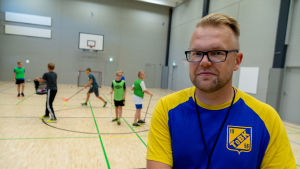 Johnny Holmström kan sköta tränarjobbet på eftermiddagen tack var en förstående arbetsgivare. Johhny Homström.