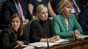 Anna-Maja Henriksson här tillsammans med Vänsterförbundets Li Andersson och De Grönas Maria Ohisalo. Hallitus eduskunnan kyselytunnilla 12.9.2019