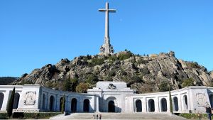 x-diktatorn Francisco Francos kvarlevor flyttades från ett mausoleum som är uthugget ur berget i De stupades dal Mausoleet i De stupades dal vid ett berg med ett enormt kors.