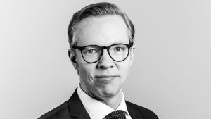 Markus Lindqvist jobbar med hållbara investeringar vid Aktia. Svartvit porträttfoto av Markus Lindqvist.