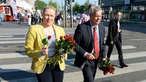 Antti Rinne delar ut rosor i Hlesingfors med besegrade Jutta Urpilainen Jutta Urpilainen och Antti Rinne delar ut rosor i Helsingfors 2014.
