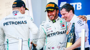 Valtteri Bottas vill slå stallkamraten Lewis Hamilton nästa säsong. Lewis Hamilton och Valtteri Bottas på podiet.