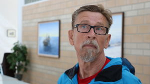 Carl-Gustav Mangs förundrar sig över stadsdirektörens agerande i frågan. Man med glasögon och skägg står framför en tegelvägg.