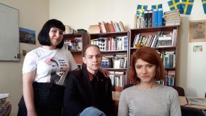 Lisa, Mykyta och Margo i svenskrummet. Trion i klassrummet för svenskaundervisng.