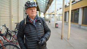 Martti Piela är nöjd över taxisituationen i Borgå. En man med cykelhjälm står vid en cykelställning.