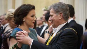 Juhlaperinteen aloitti aikoinaan Suomen tasavallan ensimmäinen presidentti K.J. Ståhlberg vuonna 1919. Sauli Niinistö ja Jenni Haukio ovat isännöineet juhlia jo vuodesta 2012. Tasavallan presidentin itsenäisyyspäivän juhlavastaanotto Presidentinlinnassa 2017.