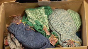 Yllesockorna delas ut med ett julkort till alla omkring 70 fångar i Vasa fängelse. Yllesockor i låda.