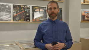 För Felix Manell var det ett naturligt val att öppna en butik som säljer endast vinylskivor. En man står framför en hylla med vinylskivor och ser in i kameran.
