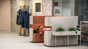 Strömborgska skolan öppnade i januari 2020, och de nya lokalerna togs bra emot. Klädställning, två soffor och en blomställning i en skolaula