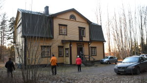 Öppet hus i Hammars gamla småskola lockade fler forna elever och nyfikna ortsbor. Gammal gul skolbyggnad på vårvintern.