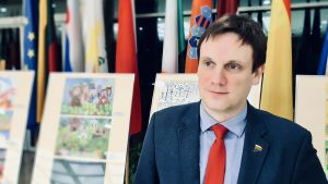 Tomas Tomilinas håller med om att barnen är framtiden, men i Litauen och de östra EU-länderna är det andra argument som styr synen på EU:s långtidsbudget och jordbrukspolitik, menar han. Den litauiske parlamentarikern Tomas Tomilinas står framför barnteckningar som är utställda i parlamentet Seimas.