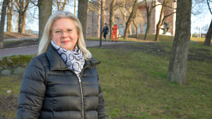 Planläggningschef Christina Hovi. En kvinna i en park. I bakgrunden syns suddigt två motionerare.