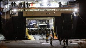 Kravallpolis och byggmaskiner tog i land på Lesbos under efternatten på tisdagen. Kravallpolis och byggmaskiner tog i land på Lesbos under efternatten på tisdagen.