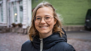 Merete Lindholm från Borgå är med i Postbackens sommarteater för tredje året. Till vardags studerar hon vid Tölö gymnasium. Merete Lindholm