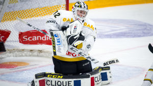 Joel Blomqvist räddade 18 av 22 skott i sin första ligastart. Joel Blomqvist räddar ett skott.