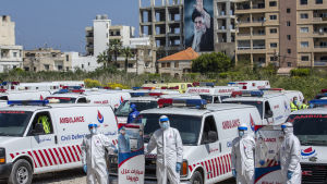 Frivilliga från Hizbollahs civilförsvar visade upp rörelsens ambulanser i mitten av april, i samband med coronakrisen. Bilden är tagen i Tyros, i södra Libanon och i bakgrunden ståtar ett porträtt av Irans andlige ledare Ali Khamenei. Frivilliga från Hizbollahs civilförsvar visade upp rörelsens ambulanser i mitten av april, i samband med coronakrisen. Bilden är tagen i Tyros, i södra Libanon och i bakgrunden ståtar ett porträtt av Irans andlige ledare Ali Khamenei.