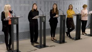 Regeringspartiernas ledare under en presskonferens den 30 mars 2020. Från höger: Maria Ohisalo (De gröna), Li Andersson (Vänsterförbundet), statsminister Sanna Marin (SDP), Katri Kulmuni (Centern, Anna-Maja Henriksson (SFP). Regeringspartiernas ledare under en presskonferens den 30 mars 2020. Från höger: Maria Ohisalo (De gröna), Li Andersson (Vänsterförbundet), statsminister Sanna Marin (SDP), Katri Kulmuni (Centern, Anna-Maja Henriksson (SFP).