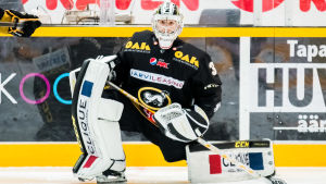 Blomqvist siktar på en plats i Kärpäts ligalag till hösten 2021. Målvakten Joel Blomqvist stretchar