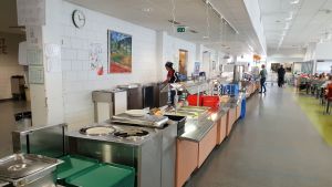 Köket i Winellska skolan är ett centralkök som levererar mat också till andra instanser. Winellska skolans matsal