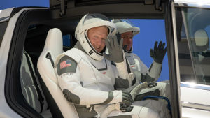 Douglas Hurley och Robert Behnken är de första astronauterna som åker från USA till rymden på nästan nio år. Astronauterna Douglas Hurley och Robert Behnken iklädda rymddräkter vinkar mot kameran.