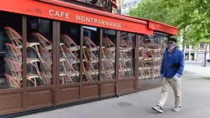 Restaurangerna i Frankrike öppnar enligt olika riktlinjer. En man går utanför ett stängt kafé.