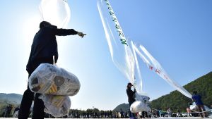 En arkivbild på när sydkoreanska aktivister och nordkoreanska avhoppare förbereder ballonger med flygblad som skickas norrut från en park i Paju, nära gränsen mot Nordkorea. En arkivbild på när sydkoreanska aktivister och nordkoreanska avhoppare förbereder ballonger med flygblad som skickas norrut från en park i Paju, nära gränsen mot Nordkorea.