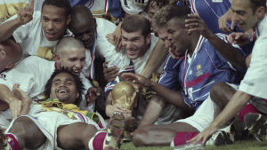 Franska världsmästare 1998: Thierry Henry, Christian Karembeu, Lilian Thuram, Zinedine Zidane, Didier Deschamps, Marcel Desailly, Youri Djorkaeff. Franska världsmästare 1998: Thierry Henry, Christian Karembeu, Lilian Thuram, Zinedine Zidane, Didier Deschamps, Marcel Desailly, Youri Djorkaeff.